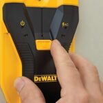 ⁦גלאי מתכת עץ וחשמל | גלאי סטאדים | DeWALT⁩ – תמונה ⁦5⁩